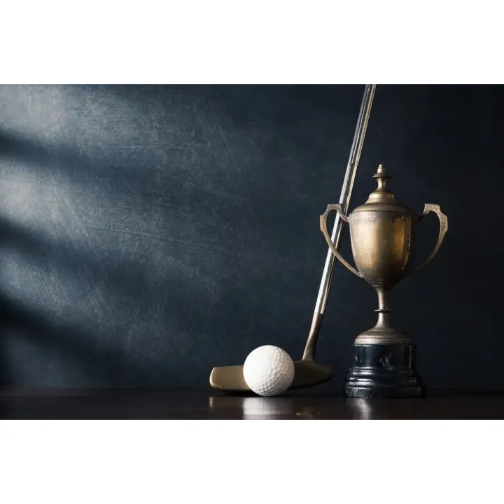 Fototapeta Puchar Golfowy – Trofeum Sportowe na Polu Golfowym – produkt