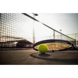 Fototapeta Piłka Tenisowa z Rakietą – Sportowa Rywalizacja na Kort