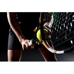 Fototapeta Serwująca Tenisistka – Sportowa Rywalizacja na Kortach Wimbledonu