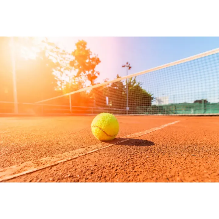 Fototapeta Piłka Tenisowa Na Boisku – Sportowa Energia na Korcie Tenisowym – produkt