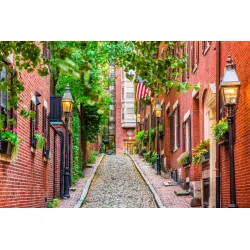 Fototapeta Uliczka Miasto – Architektura Miejska z Lampionami i Flagą USA