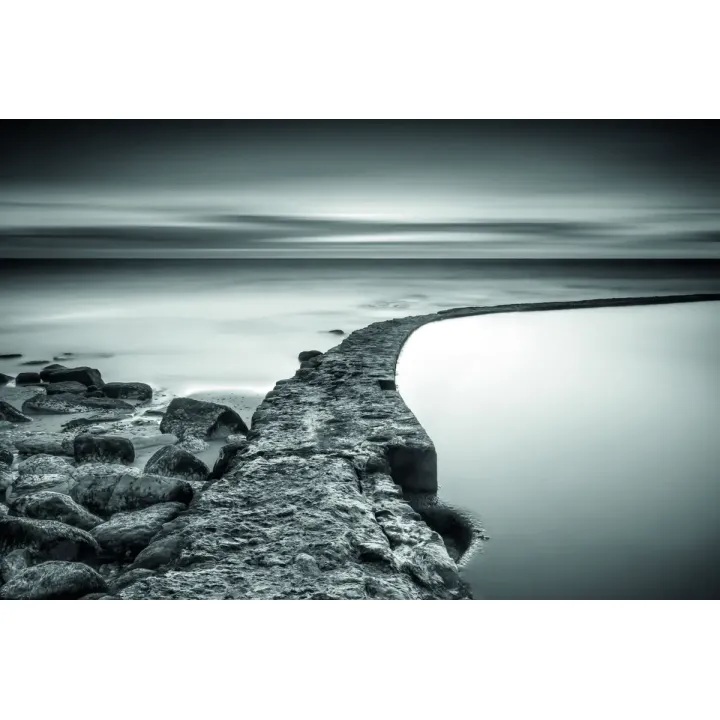 Fototapeta Plaża Morze Skały – Nadmorski Krajobraz Pełen Spokoju – produkt