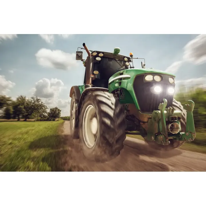 Fototapeta Pędzący Traktor – Maszyna Rolnicza na Polu – produkt