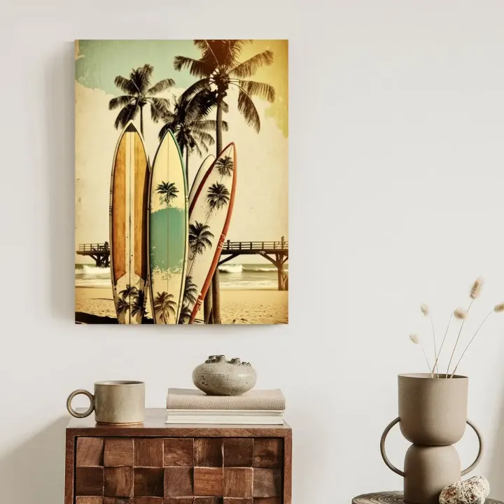 Plakat Deski Surfingowe Na Plaży – Wakacyjny Klimat i Styl Plażowy