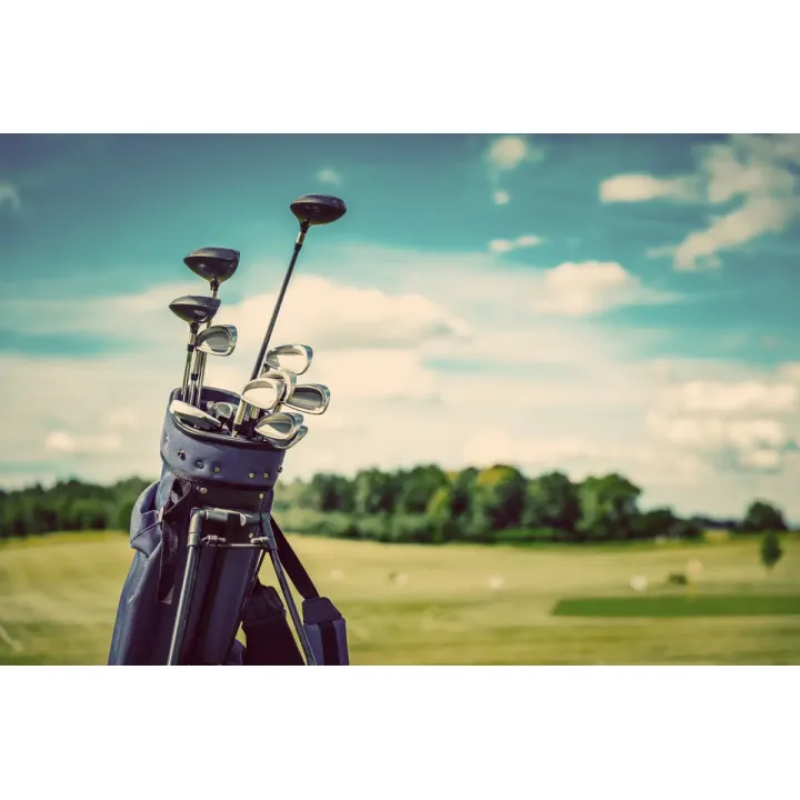 Fototapeta Torba Golfowa – Sprzęt i Krajobraz Pola Golfowego – produkt