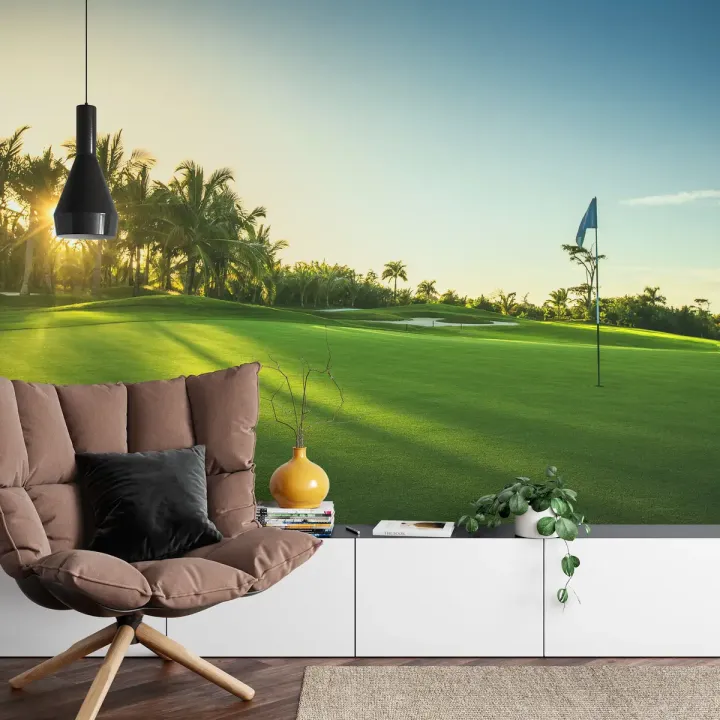 Fototapeta Pole Golfowe O Wschodzie Słońca – Tropikalny Krajobraz i Poranna Gra