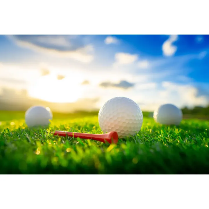 Fototapeta Piłki Golfowe 3D – Sportowy Krajobraz z Trawą i Słońcem – produkt