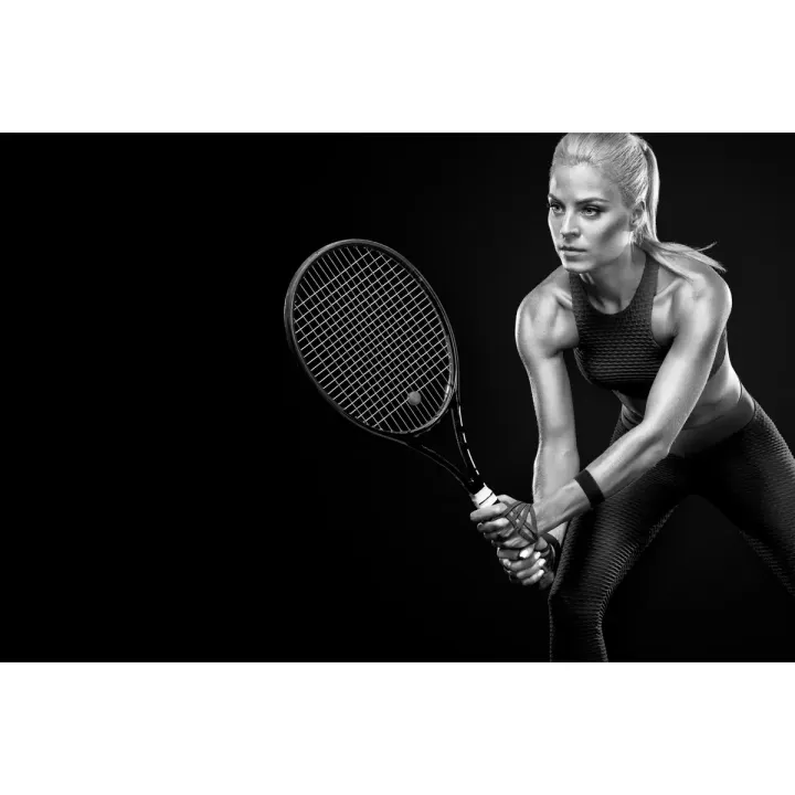 Fototapeta Tenisistka – Czarno-biała akcja sportowa na korcie – produkt