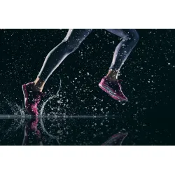 Fototapeta Sprinterka Biegnąca W Deszczu – Sportowa Dynamika i Akcja