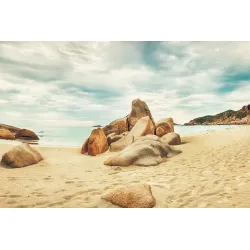 Fototapeta Plaża – Nadmorski Krajobraz z Skałami i Chmurami