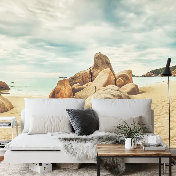 Fototapeta Plaża – Nadmorski Krajobraz z Skałami i Chmurami