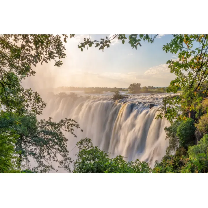 Fototapeta Wodospad W Lesie – Leśna Sceneria z Promieniami Słońca – produkt