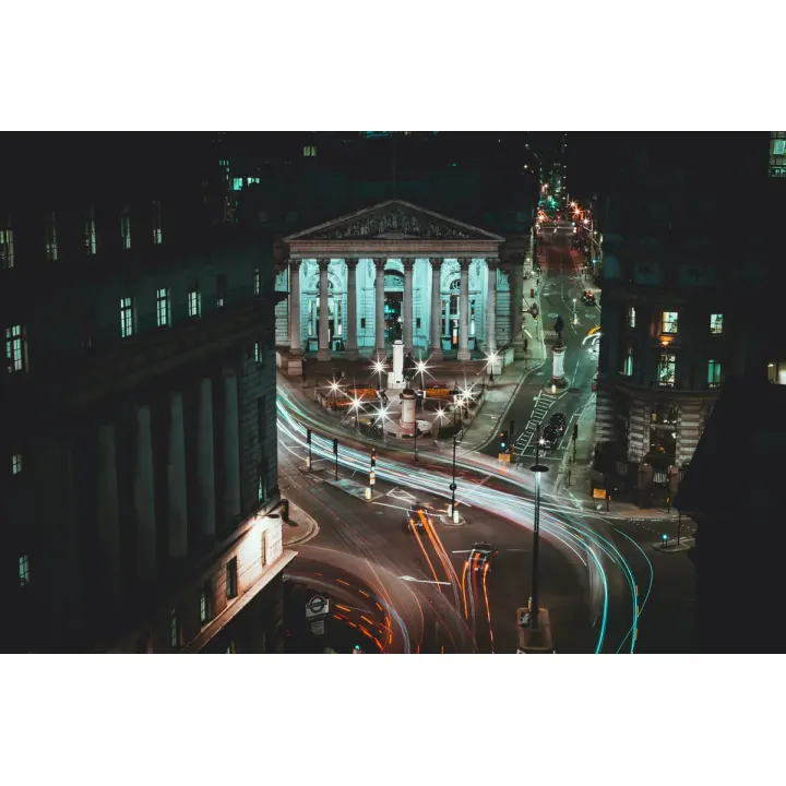 Fototapeta Londyn Nocą – Miejski Skyline i Oświetlenie Uliczne – produkt