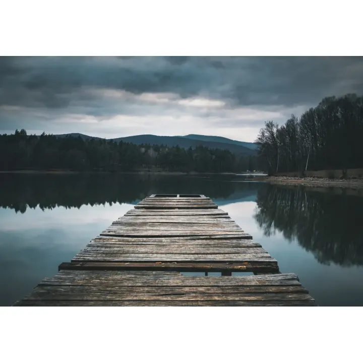Fototapeta Pomost Nad Jeziorem – Spokojny Krajobraz Górski i Natura – produkt