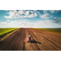 Fototapeta Widok Z Lotu Ptaka Na Traktor – Krajobraz Wiejski i Praca na Roli