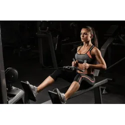 Fototapeta Kobieta Podczas – Trening Siłowy i Aktywność Fizyczna