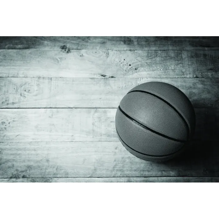 Fototapeta Piłka Koszykowa – Sportowa Energia na Drewnianym Boisku – produkt