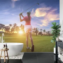 Fototapeta Golfistka Na Tle Zachodu Słońca – Sport i Przyroda na Polu Golfowym