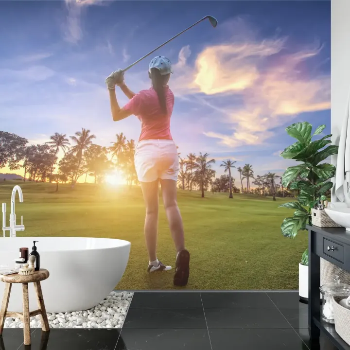 Fototapeta Golfistka Na Tle Zachodu Słońca – Sport i Przyroda na Polu Golfowym