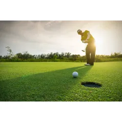Fototapeta Golfista – Sportowa Elegancja na Polu Golfowym o Zachodzie Słońca