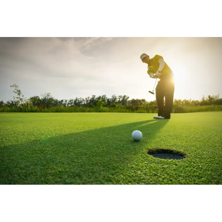 Fototapeta Golfista – Sportowa Elegancja na Polu Golfowym o Zachodzie Słońca – produkt