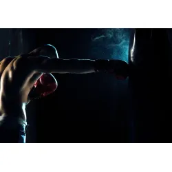 Fototapeta Trenujący Bokser – Sylwetka Sportowca w Oświetleniu Studyjnym