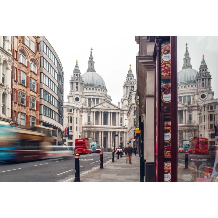 Fototapeta Katedra w Londynie – Architektura Sakralna i Życie Uliczne – produkt
