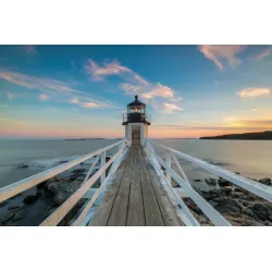 Fototapeta Pomost 3D – Latarnia Morska i Krajobraz Wybrzeża