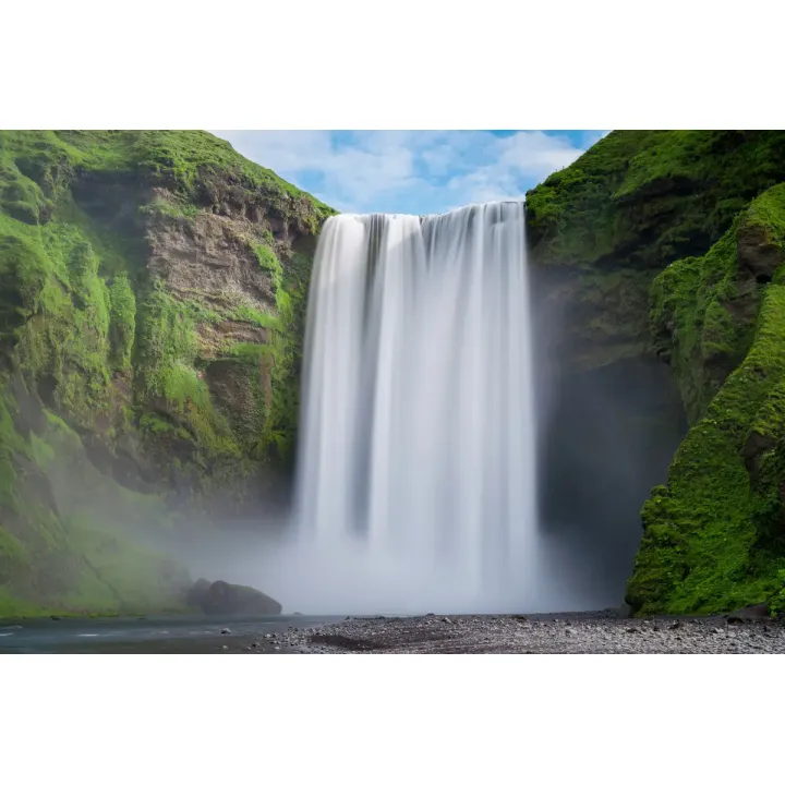 Fototapeta Wodospad Skógafoss – Islandzki Krajobraz z Mgłą i Skałami – produkt