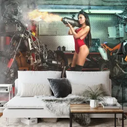 Fototapeta Kobieta z Palnikiem – Mechanika i Styl w Garażu