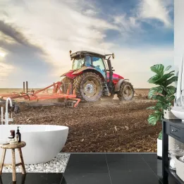 Fototapeta Traktor Pracujący Na Polu – Krajobraz Wiejski i Praca na Roli