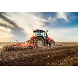 Fototapeta Traktor Pracujący Na Polu – Krajobraz Wiejski i Praca na Roli