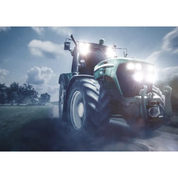 Fototapeta Pędzący Traktor Nocą – Dynamika Pracy Polowej po Zmroku – produkt