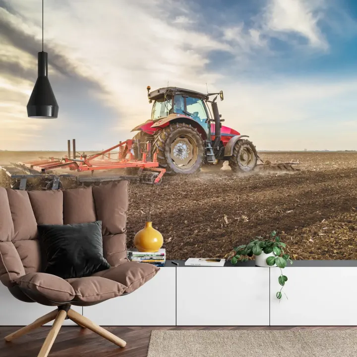 Fototapeta Traktor Pracujący Na Polu – Krajobraz Wiejski i Praca na Roli