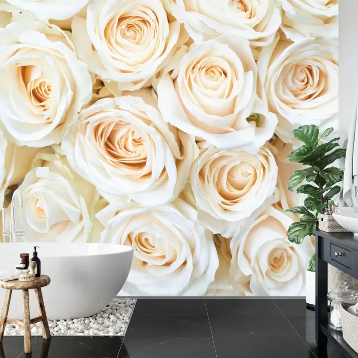 Fototapeta Krem Z Bukietem Róż – Elegancka Florystyka w Bieli