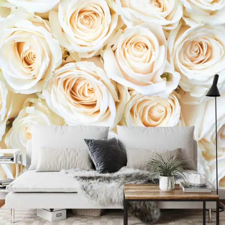 Fototapeta Krem Z Bukietem Róż – Elegancka Florystyka w Bieli