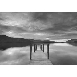 Fototapeta Spokój w Czerni i Bieli – Górski Krajobraz i Refleksja