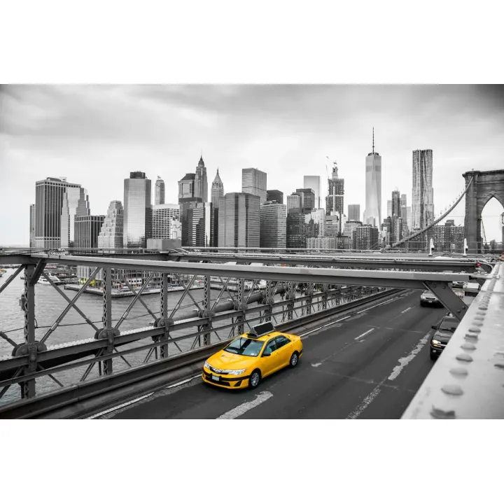 Fototapeta Taxi Crossing Brooklyn Bridge – Manhattan i Skyline Nowego Jorku – produkt