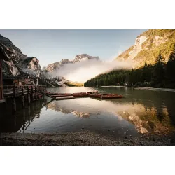 Fototapeta Jezioro Braies – Spokojny Krajobraz Alpejski w Dolomitach