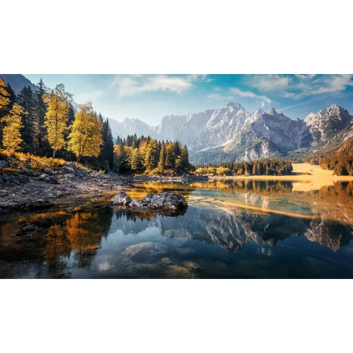 Fototapeta Las – Jesienny Krajobraz Górski z Jeziorem – produkt
