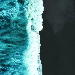 Fototapeta Okrągła Islandzkie Kontrasty – Czarna Plaża i Fale Oceanu