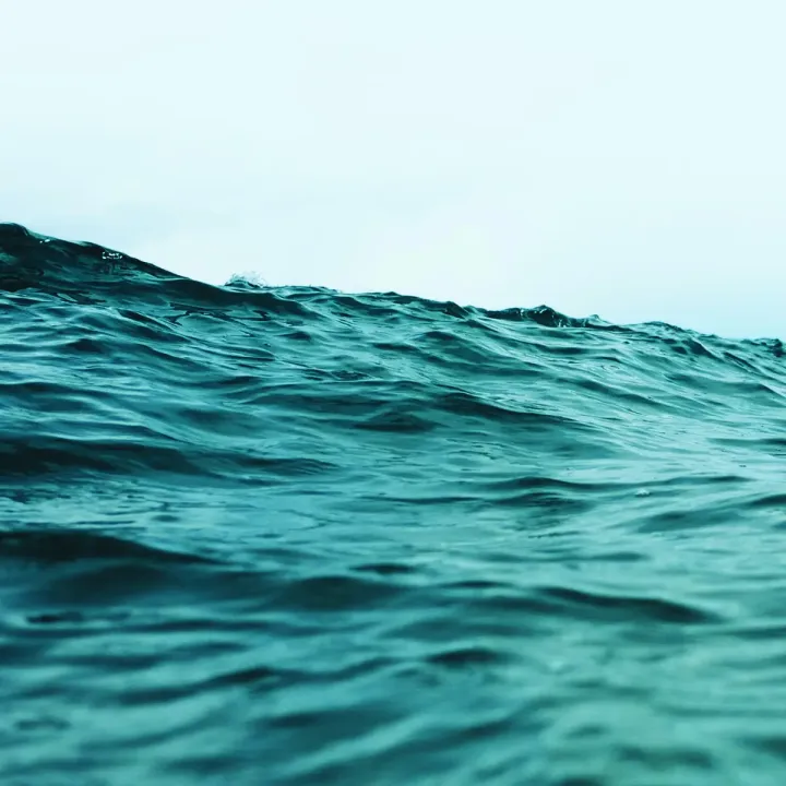 Fototapeta Okrągła Między Falami – Oceaniczna Głębia i Siła Natury – produkt