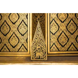 Fototapeta Drzwi Tajlandzkiej Świątyni – Orientalna Architektura i Złocenia