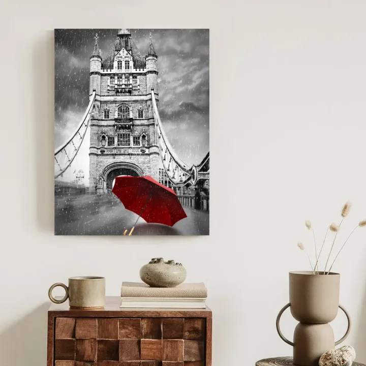 Plakat Czerwony Parasol – Tower Bridge w Deszczu