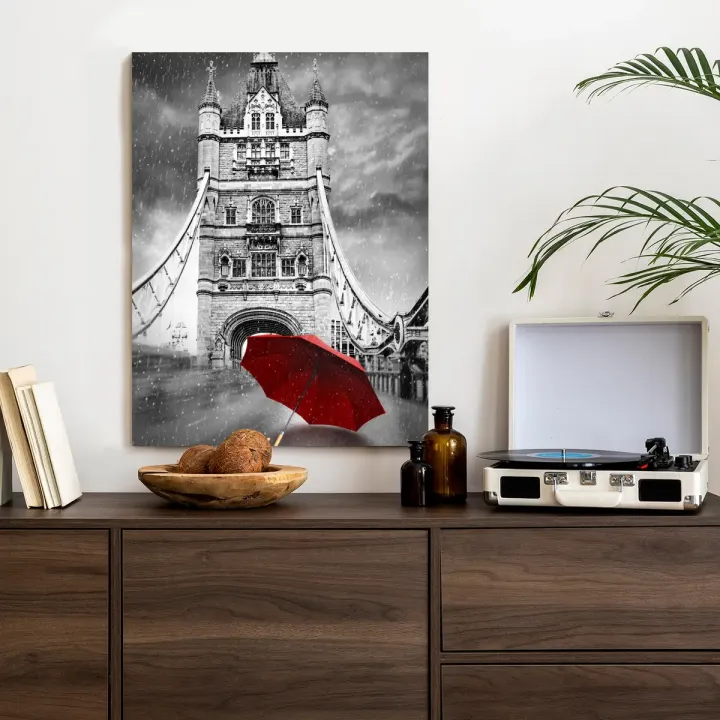 Plakat Czerwony Parasol – Tower Bridge w Deszczu