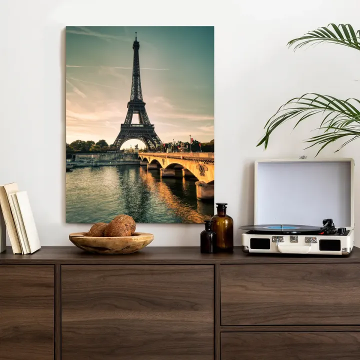 Plakat Sekwana u Stóp Wieży Eiffla – Paryska Architektura i Oświetlenie