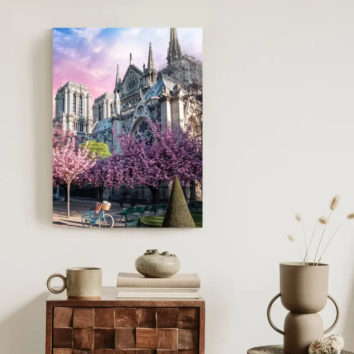 Plakat Katedra Notre Dame – Paryż o Wschodzie Słońca i Kwitnące Wiśnie