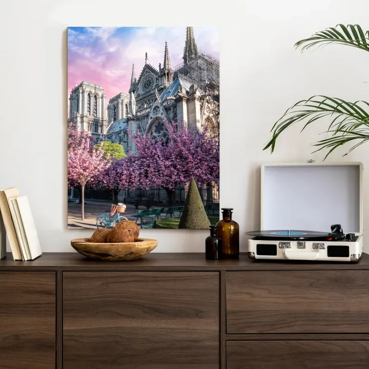 Plakat Katedra Notre Dame – Paryż o Wschodzie Słońca i Kwitnące Wiśnie