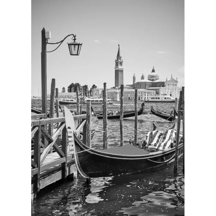Plakat Wenecja – Gondola i Architektura Miejska w Czerni i Bieli – produkt