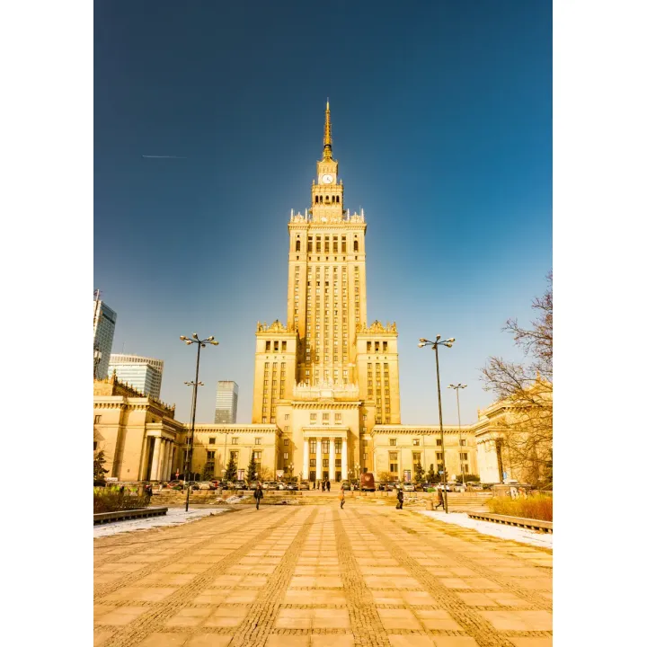 Plakat Pałac Kultury w Warszawie – Architektura Socrealistyczna na Tle Błękitnego Nieba – produkt